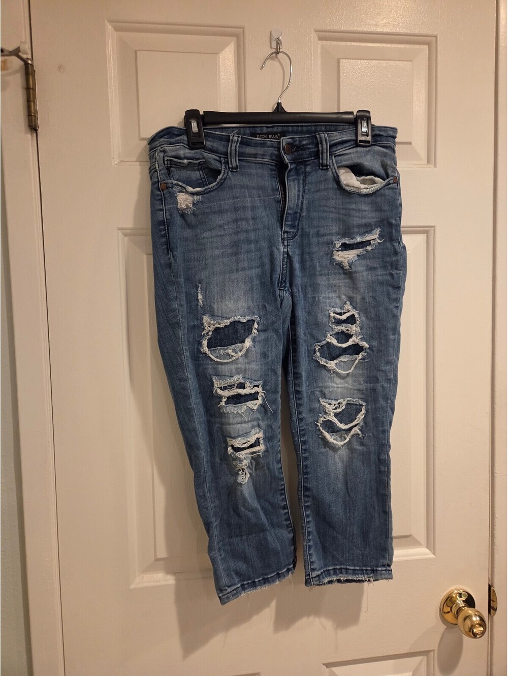 Women's Light Blue Distressed Cropped / capri Jeans size 9/ 29